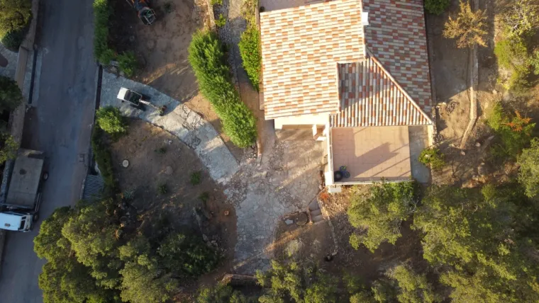 Agrandissement d'un accès privé et des places de stationnement : démolition puis terrassement 