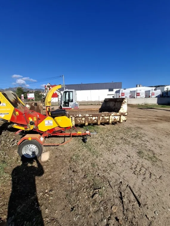 Nouvelle acquisition, meilleur rendement, le nouveau broyeur de branches de votre entreprise de démaquisage à Porto-Vecchio, Porto-Vecchio, Corse TPM