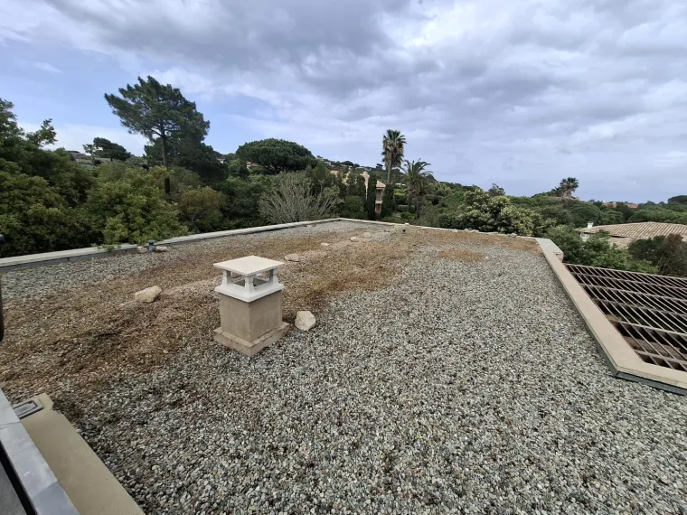 Désherbage sur une toiture terrasse, Porto-Vecchio, Corse TPM