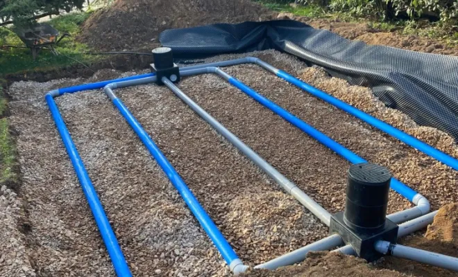 Mise en place des tuyaux drainants pour le lit d'épandage