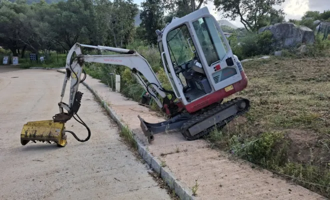 Accès compliqué Démaquisage à Pinarello