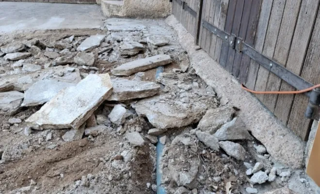 Agrandissement d'un accès privé et des places de stationnement : démolition puis terrassement 