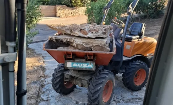 Agrandissement d'un accès privé et des places de stationnement : démolition puis terrassement 