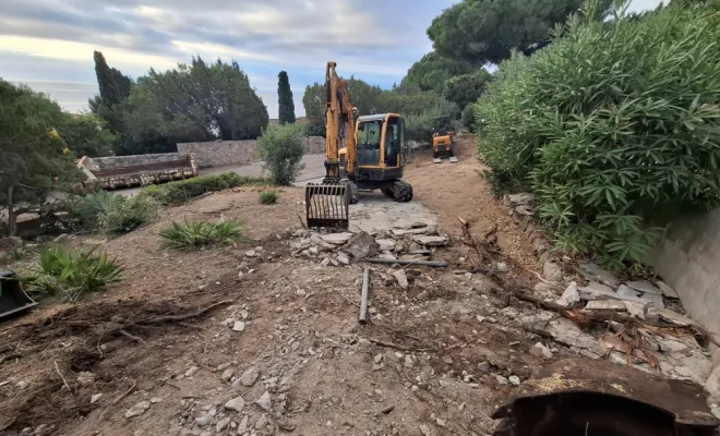 Agrandissement d'un accès privé et des places de stationnement : démolition puis terrassement 