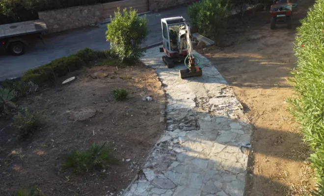 Agrandissement d'un accès privé et des places de stationnement : démolition puis terrassement 