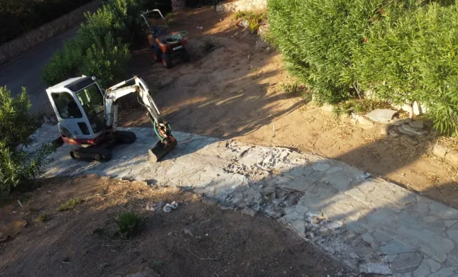 Agrandissement d'un accès privé et des places de stationnement : démolition puis terrassement 