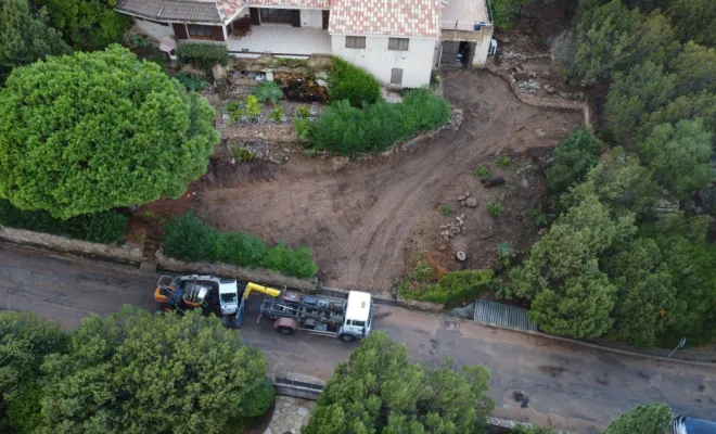 Agrandissement d'un accès privé et des places de stationnement : démolition puis terrassement 