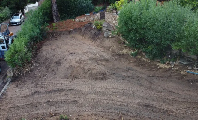 Agrandissement d'un accès privé et des places de stationnement : démolition puis terrassement 