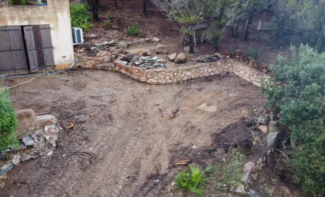 Agrandissement d'un accès privé et des places de stationnement : démolition puis terrassement 