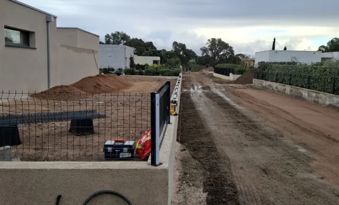 Pose d'un grillage à Lecci , Porto-Vecchio, Corse TPM