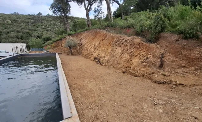 Terrassement pour terrasse bois autour d'une piscine