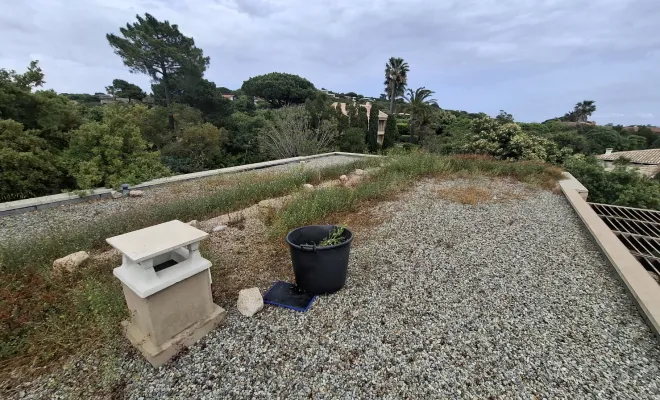 Désherbage sur une toiture terrasse, Porto-Vecchio, Corse TPM