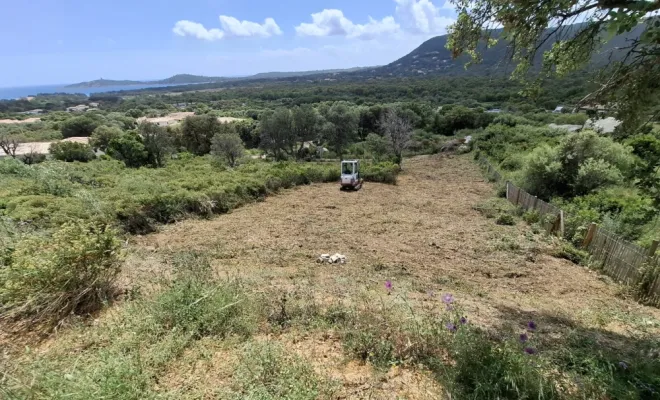 Démaquisage à l'aide du gyrobroyeur , Pinarello , Corse TPM